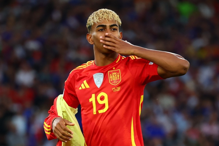 开云体育app-评论员解释关于亚马尔的争议言论：我只是在赞扬他的天赋